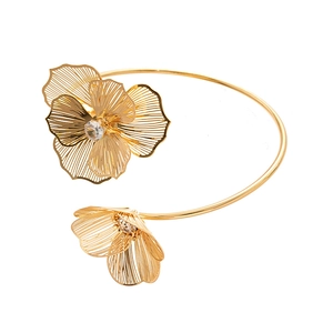 Bracelet jonc ouvert doré avec fleurs filigranées et centres en zircon étincelants