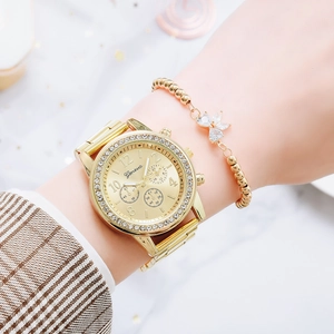 Gros plan d'une montre dorée pour femme avec lunette en cristal et bracelet nœud assorti