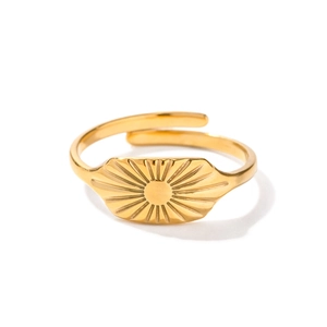 Minimalist 18k gold plated stainless steel square ring with sunburst pattern engraving