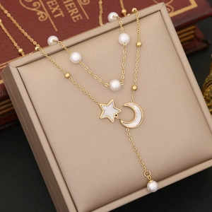 Collana a doppio strato dorata con perle bianche e ciondoli stella e luna