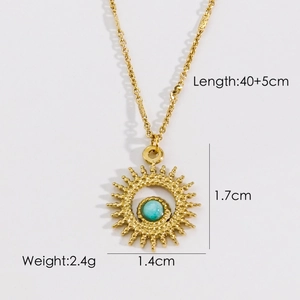 Dettaglio della collana con ciondolo a raggiera con misure 1,7cm di altezza e 1,4cm di larghezza