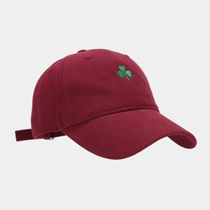 Détail de la casquette bordeaux avec broderie trèfle vert et texture en coton sergé de qualité
