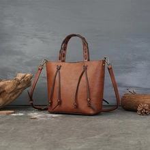 Braune Leder Umhängetasche Detail, stilvolle tägliche Pendler Handtasche Nahaufnahme Ansicht.