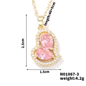 Dettaglio della collana con pendente a cuore dorato con zirconi rosa e dimensioni