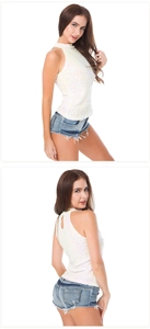 Vertikale Ansicht von weißem Pailletten-Halter-Top und blauen Jeans-Shorts aus mehreren Winkeln