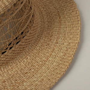 Handgewebter Raffia-Strohhut mit Hohlkrone und flachem Geflecht für Sommer-Strandurlaube