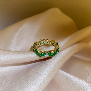 Vue détaillée de la bague plaquée or avec pierres en zircon vert émeraude et blanc