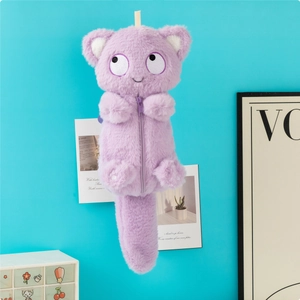 Vue détaillée de la trousse peluche violette à longue queue suspendue sur le mur