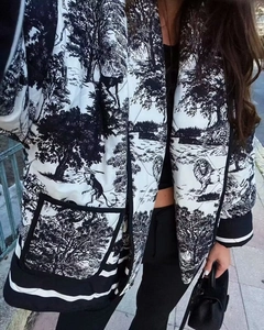 Détail de la veste matelassée avec motif Toile de Jouy noir et blanc et poignets rayés