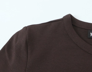 Détail de la couture et de l'encolure ronde du t-shirt à manches longues marron foncé