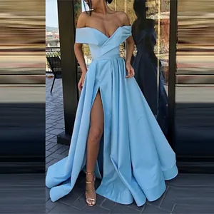 Elegante lichtblauwe off-shoulder satijnen jurk met gelaagde halslijn en hoge split