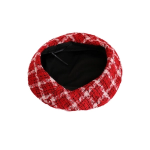 Béret en tweed rouge et blanc pour femme et fille avec une texture tissée classique