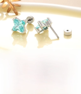 Makroaufnahme von 6mm Seegrün-Zirkon-Ohrstecker mit 0,8mm Chirurgenstahl-Schraubverschluss