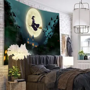Detail van Halloween wandtapijt met heks en maan ontwerp aan een slaapkamer wand