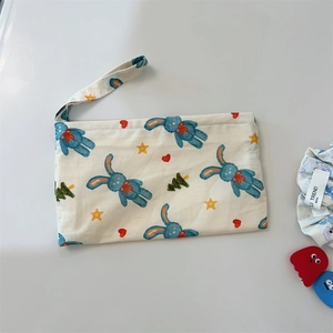Détail de la pochette en coton à imprimé animal mignon avec motif lapin et dragonne