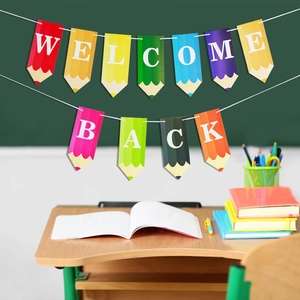 Bannière Welcome Back en forme de crayon au-dessus d'un bureau de classe avec livres