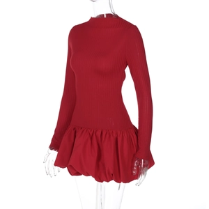 Détail d'une robe rouge à manches longues en tricot côtelé avec un ourlet bulle élégant