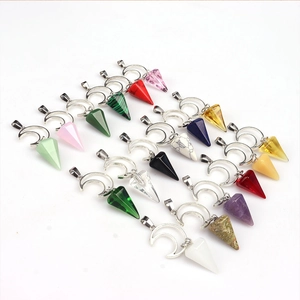 Set de 18 colgantes de cristal hexagonal con bases de metal de luna creciente