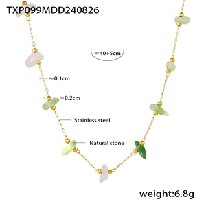 Détail du collier bohème en acier inoxydable doré avec pierres naturelles irrégulières