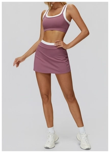 Dettaglio del set gonna sportiva e reggiseno con bordi a contrasto per tennis e yoga