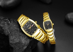 Detail van DEDIMA gouden horloges voor koppels met zwarte vierkante wijzerplaten