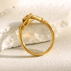 Détail d'une bague texturée plaquée or 18K au design de vigne sur une pierre blanche