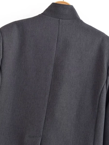 Vue arrière détaillée du blazer gris montrant la texture fine du tissu peigné