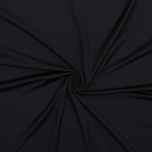 Gros plan sur la texture du tissu noir et le drapé élégant en plis spirales de la robe