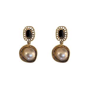 Boucles d'oreilles dorées vintage avec incrustation noire et perles blanches rondes