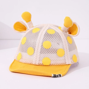 Détail du chapeau bébé en maille filet avec pois jaunes et oreilles de dessin animé