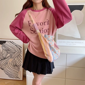 Pink and magenta raglan sleeve tee with 'Favorit Senior' print and round neck detail