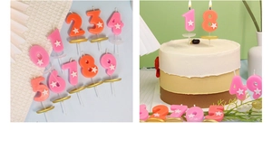 Macro di candele numeriche colorate con stelle e supporti su torta di compleanno