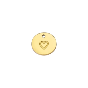 Vue rapprochée du pendentif rond plaqué or 18 carats avec gravure cœur et finition miroir lisse