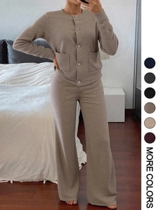 Ensemble détente en maille pour femme avec cardigan boutonné et pantalon large à rayures