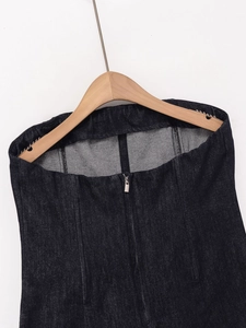 Detail eines dunkelblauen Denim-Tube-Tops mit metallischem Reißverschluss und Twill-Struktur
