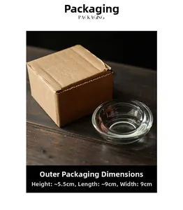 Detail eines luxuriösen Kristallglas-Kerzenhalters mit schützender brauner Verpackungsschachtel
