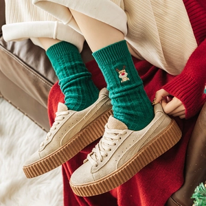 Chaussettes de Noël en tricot vert avec broderie renne et motif à texture côtelée