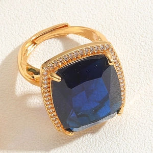 Dettaglio dell'anello placcato oro con zaffiro blu quadrato e pavé di zirconi chiari