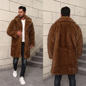 Vues avant et arrière d'un long manteau en fausse fourrure marron avec revers et texture peluche