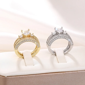Detail van zilveren en gouden ringen met vierkant geslepen diamanten en pavé-zetting
