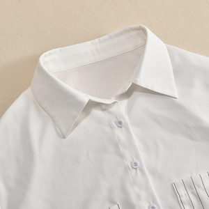 Détail de chemise blanche avec poche à rayures et texture tissée en gros plan serré