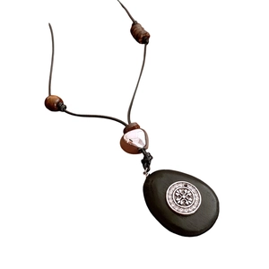 Collier ethnique bohème avec pendentif ovale en bois, incrustation cristal et cordon cuir