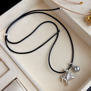 Collier minimaliste cordon noir avec un pendentif cheval à bascule argenté et perle grise