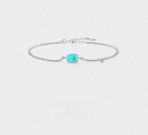 Détail d'un bracelet en argent S925 orné d'une pierre précieuse rectangulaire bleu-vert