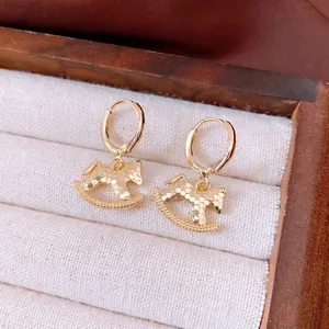 Boucles d'oreilles cheval plaquées or 18 carats avec texture nid d'abeille