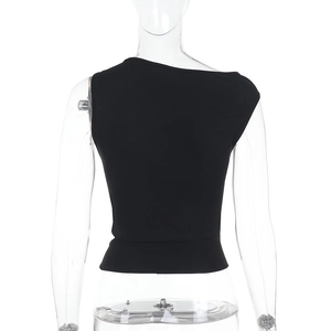 Vista posteriore di un crop top nero senza maniche con scollo rotondo e dettagli cut-out