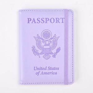 Detalle de funda para pasaporte lavanda con emblema grabado y cierre de banda elástica