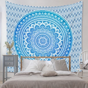Détail de tapisserie mandala bohème bleue et blanche pour décoration murale de chambre