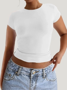 Gros plan d'un t-shirt blanc ajusté à manches courtes avec une texture douce