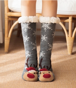 Détail macro de chaussettes d'hiver épaisses avec motifs renne et poignets polaires